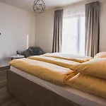 Na Kubinke, Hillside Apartment *