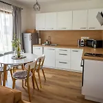 Na Kubinke, Hillside Apartment